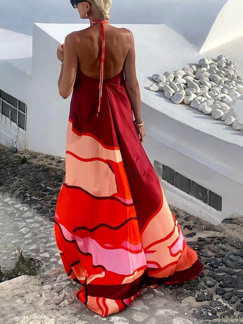 Vestido largo de corte A con espalda descubierta y estampado con cuello halter