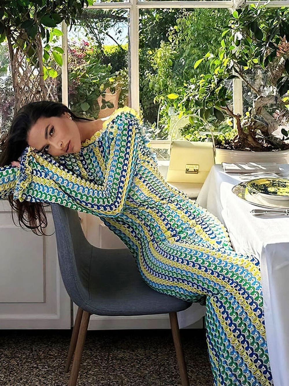 Robe longue dos nu à manches longues avec rayures ondulées au crochet