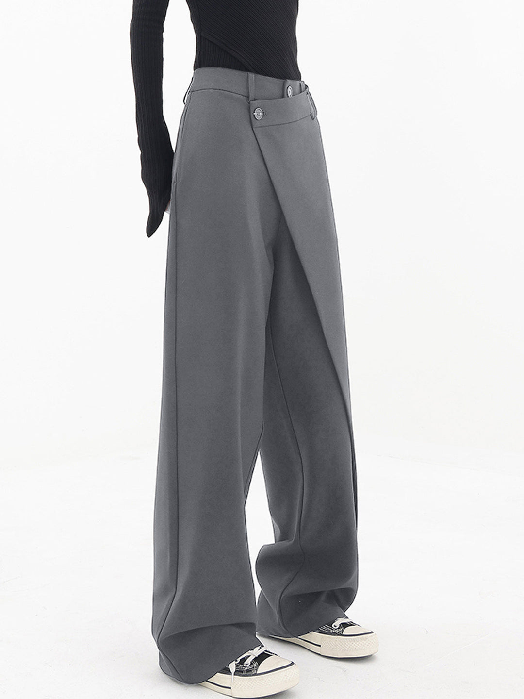 Pantalon ample à jambes larges et boutons superposés asymétriques 