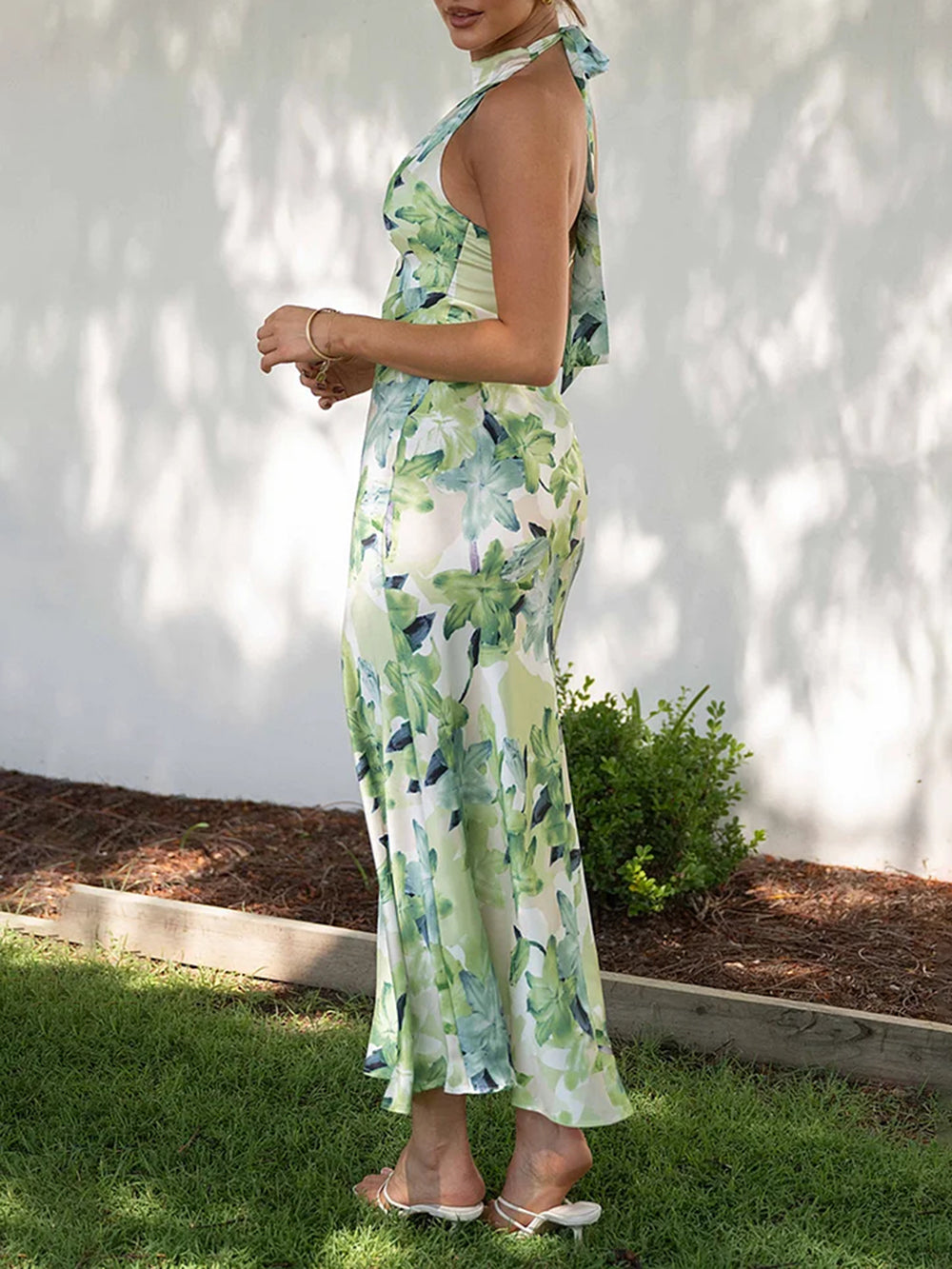 Robe longue fluide à imprimé floral et dos nu pour les vacances