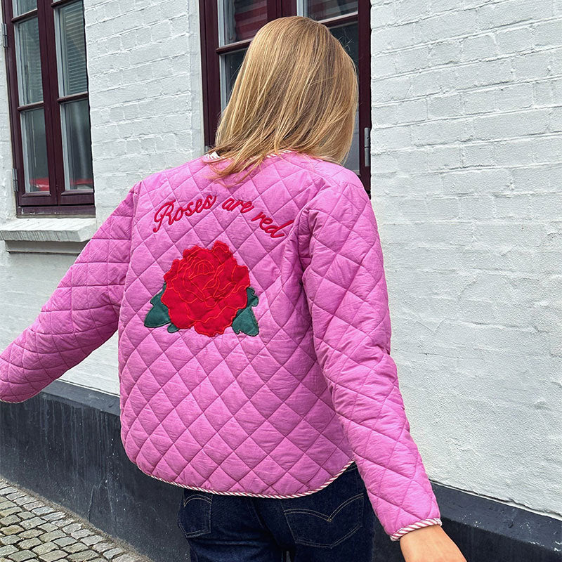 Chaqueta fina rosa con lazo y estampado de rosas