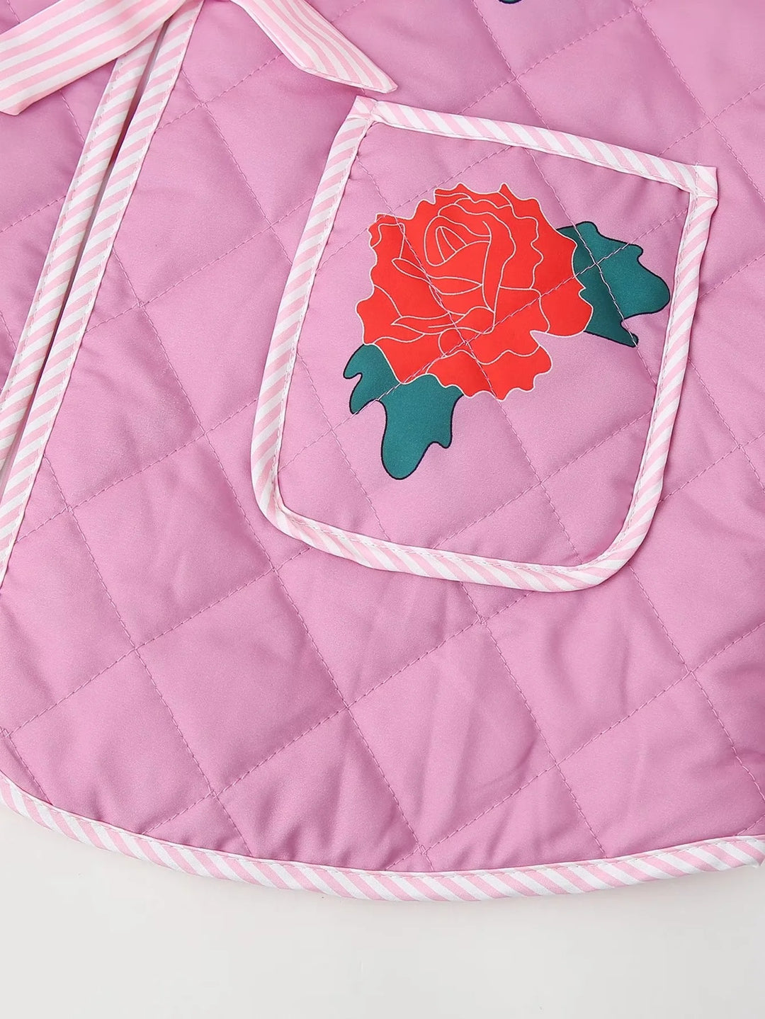 Chaqueta fina rosa con lazo y estampado de rosas