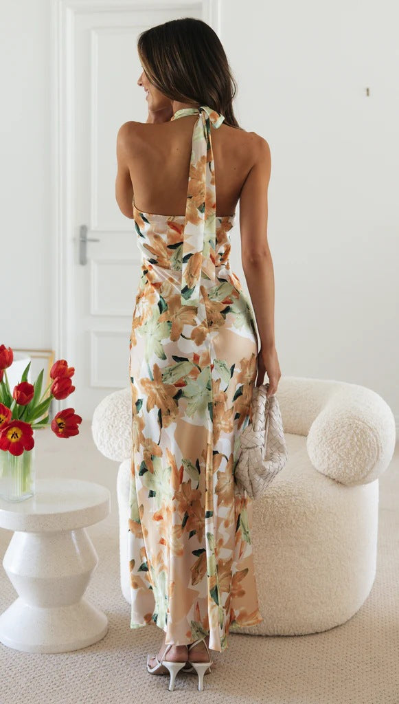 Robe longue fluide à imprimé floral et dos nu pour les vacances