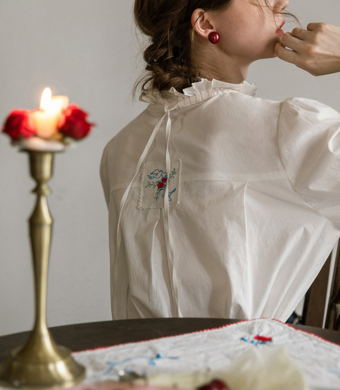 Chemise à volants brodée de roses et de colombes de la paix