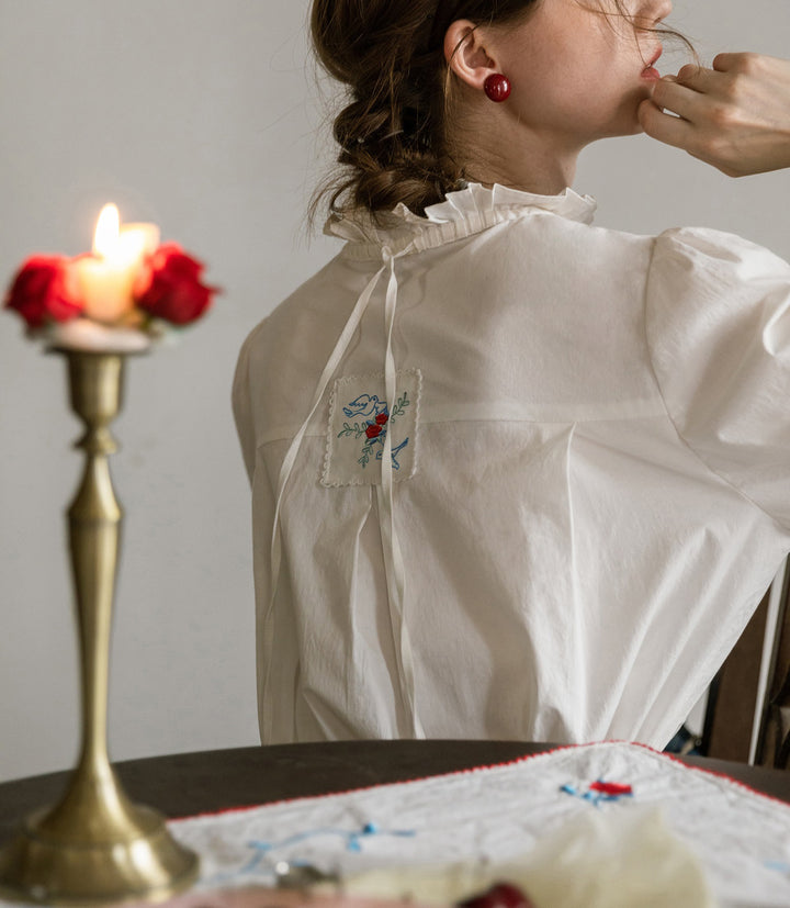 Camicia arricciata ricamata con rosa colomba della pace