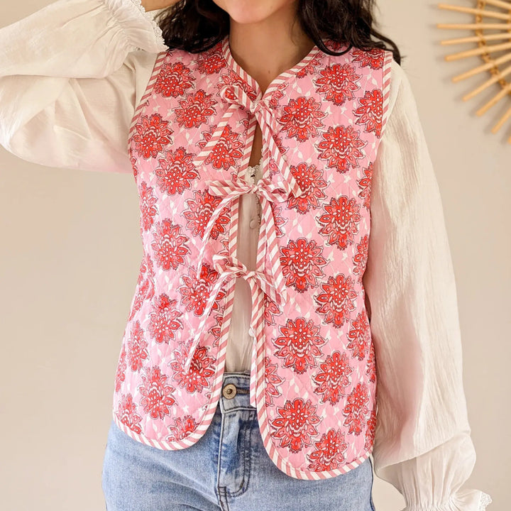 Gilet matelassé fin à lacets et imprimé floral rose