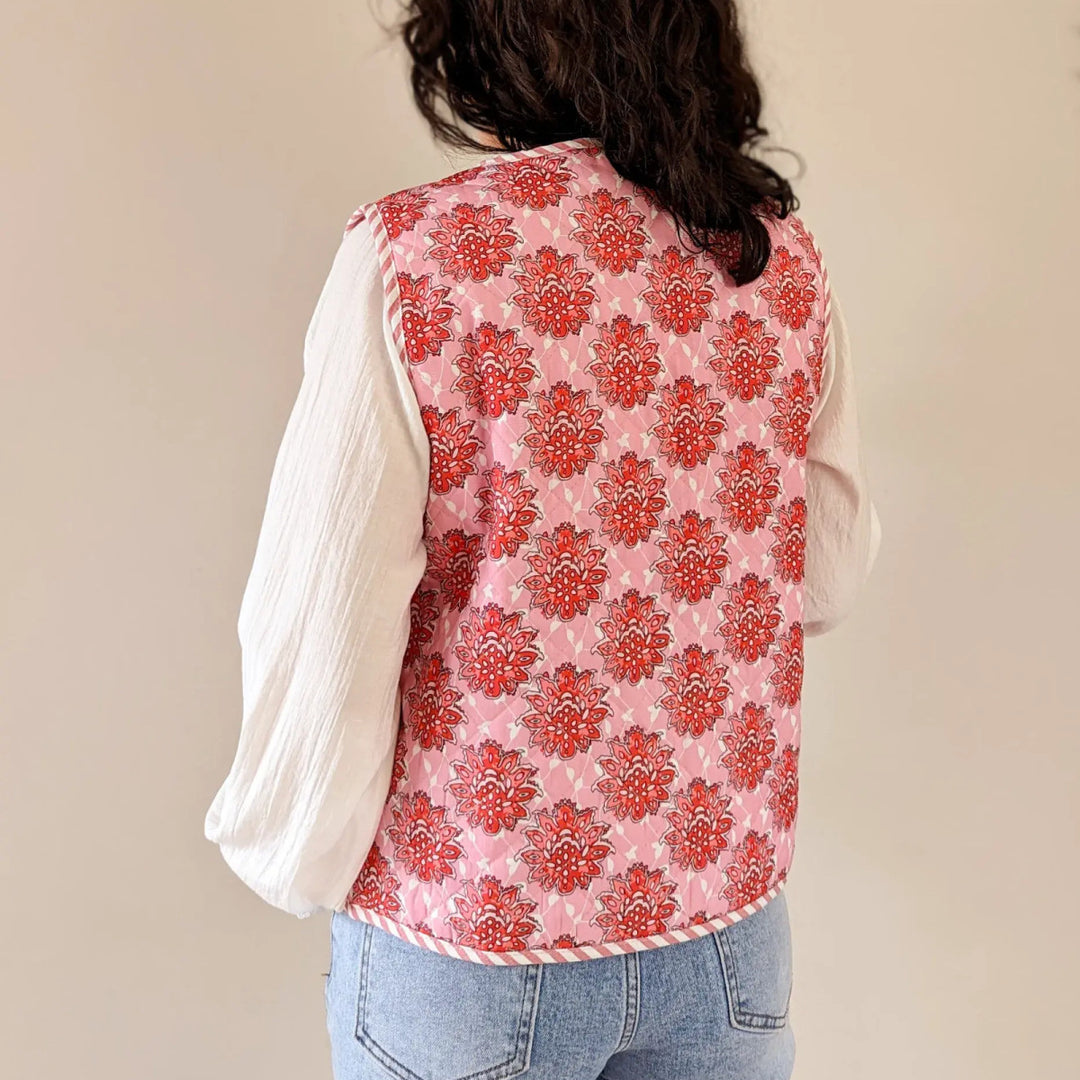 Gilet matelassé fin à lacets et imprimé floral rose