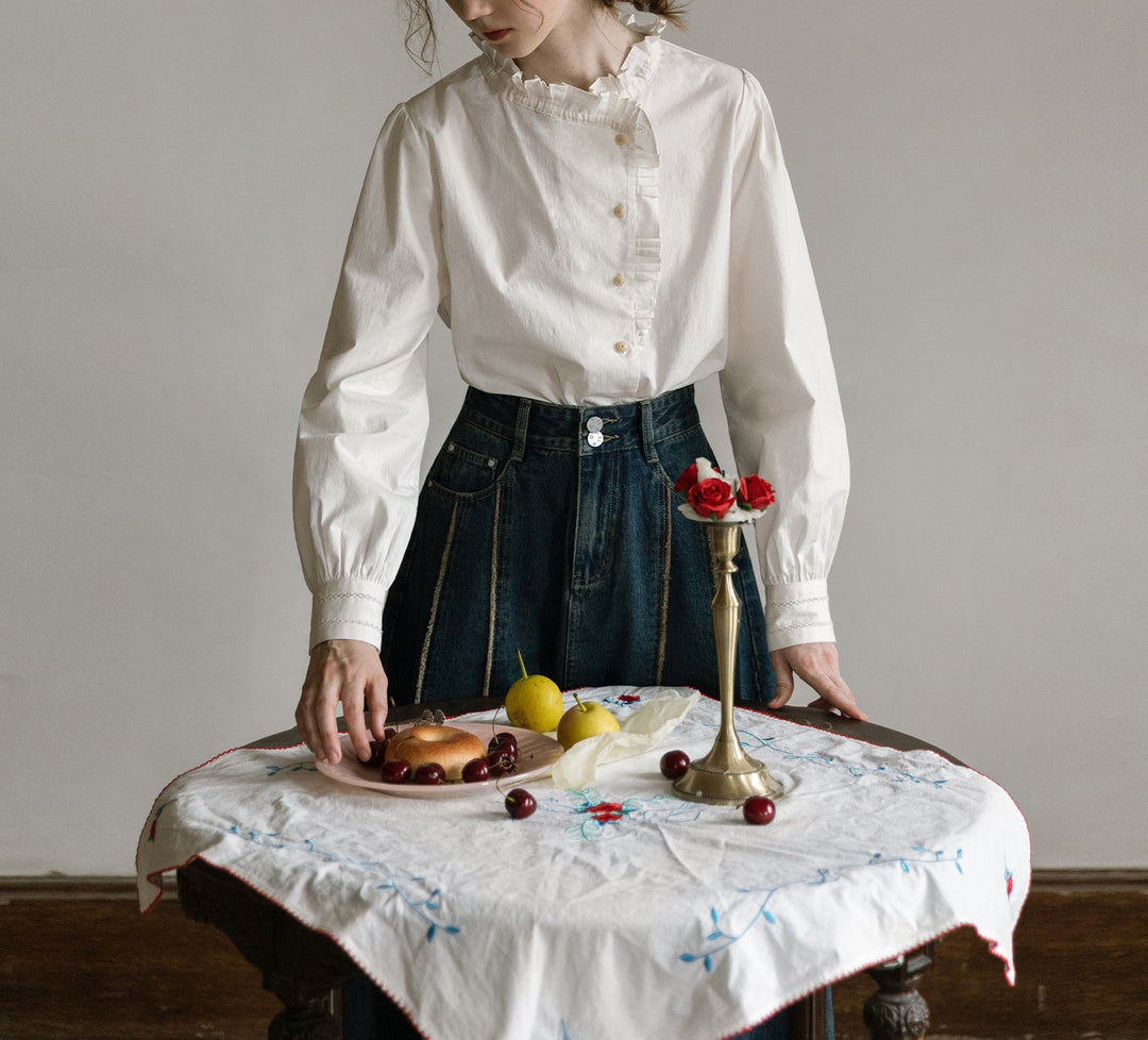 Chemise à volants brodée de roses et de colombes de la paix