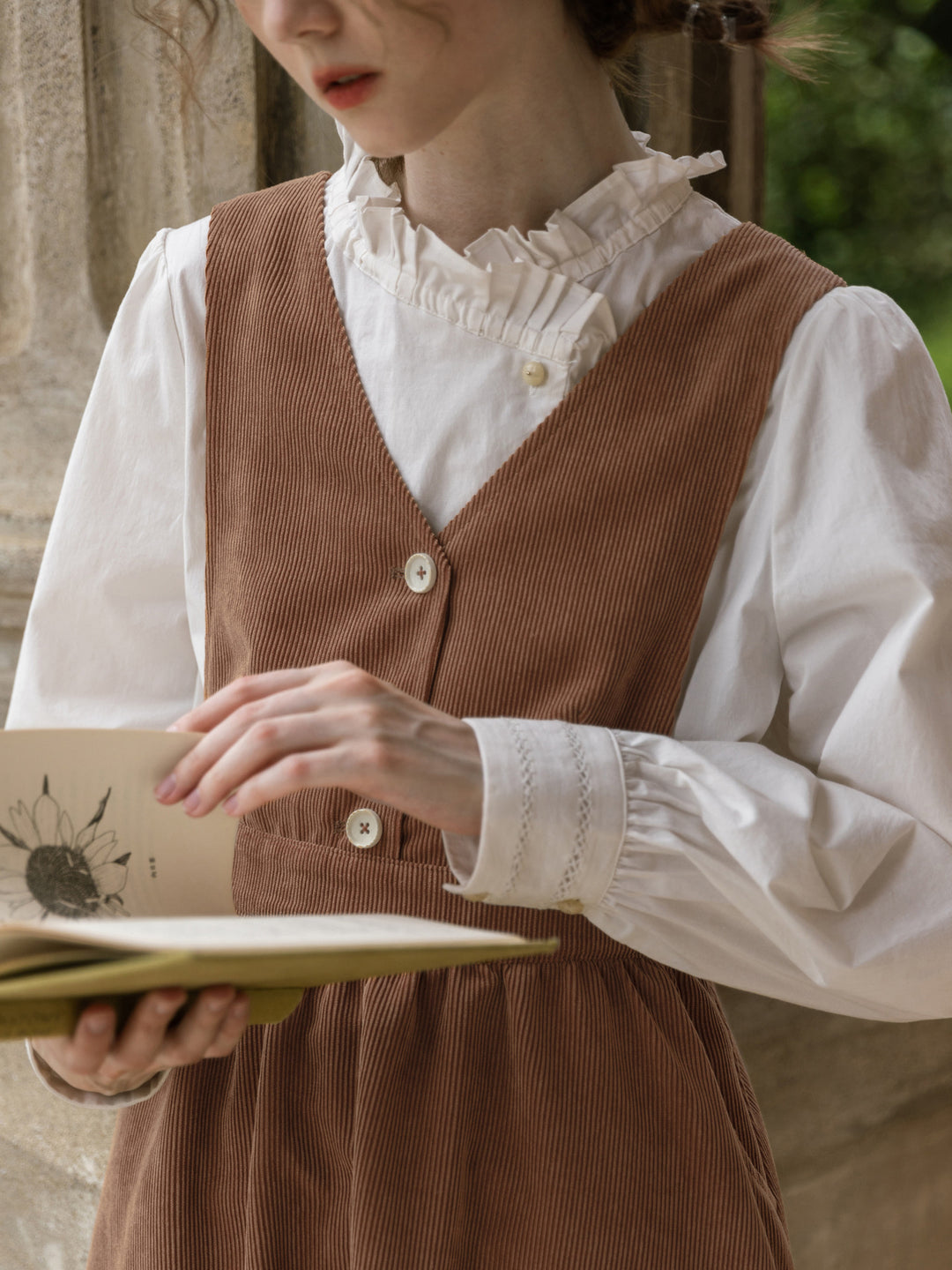 Chemise à volants brodée de roses et de colombes de la paix