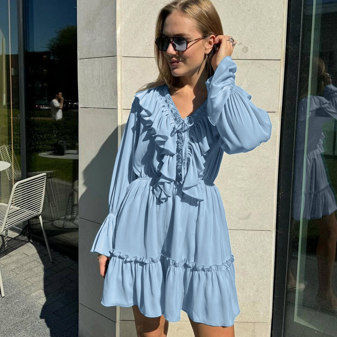 Mini-robe plissée à col en V et à volants à la taille et à manches longues