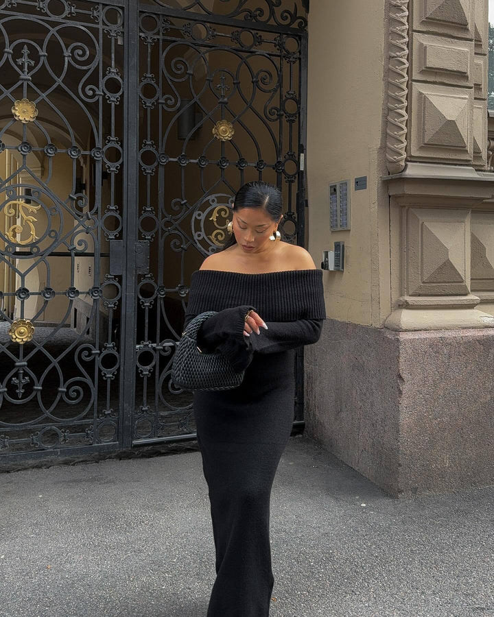 Vestido de punto con cuello recto y hombros descubiertos