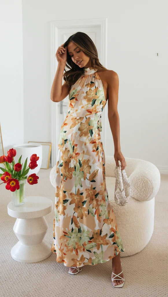 Robe longue fluide à imprimé floral et dos nu pour les vacances