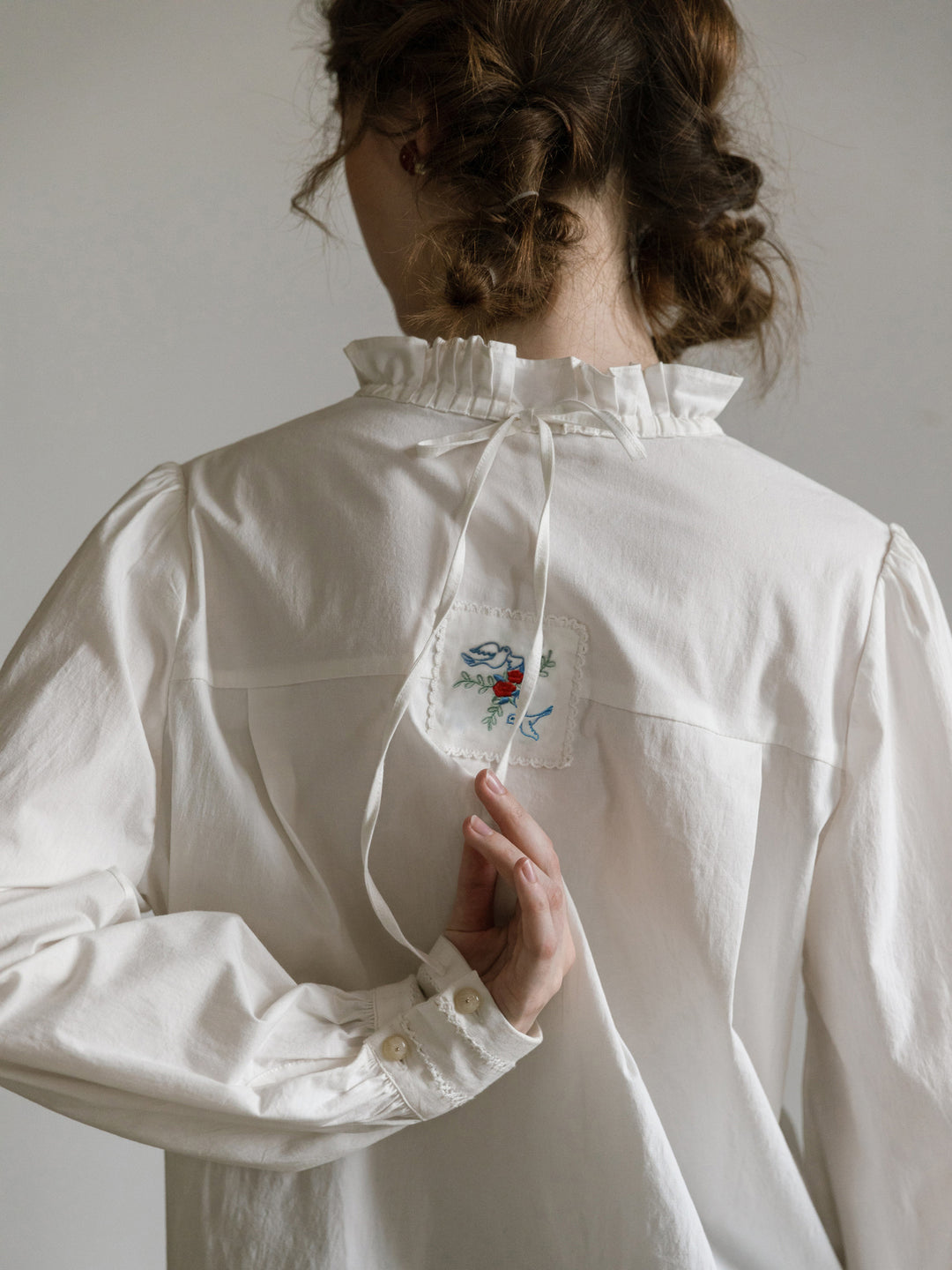 Chemise à volants brodée de roses et de colombes de la paix