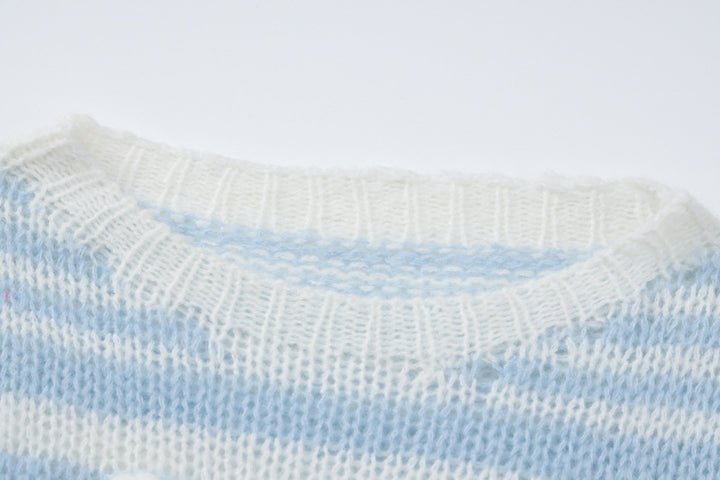 Blau-weißer Pullover mit Kontraststreifen