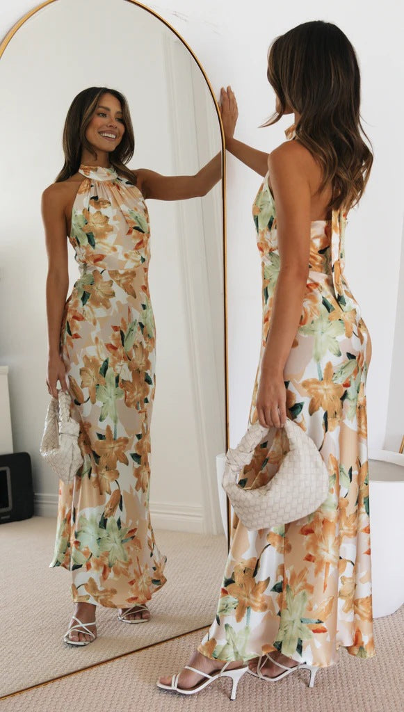 Robe longue fluide à imprimé floral et dos nu pour les vacances