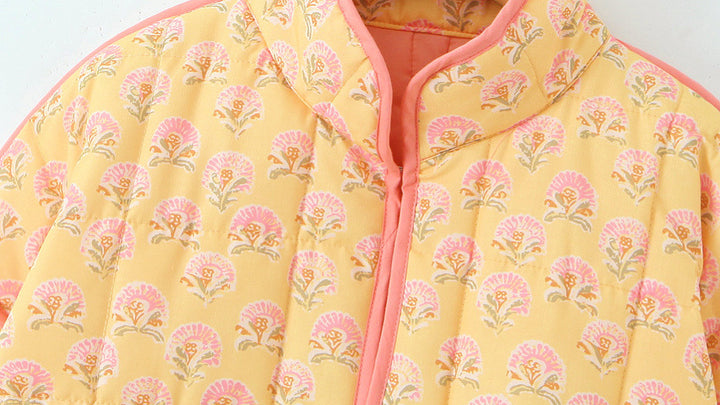 Chaqueta de patchwork con cuello alto y estampado floral