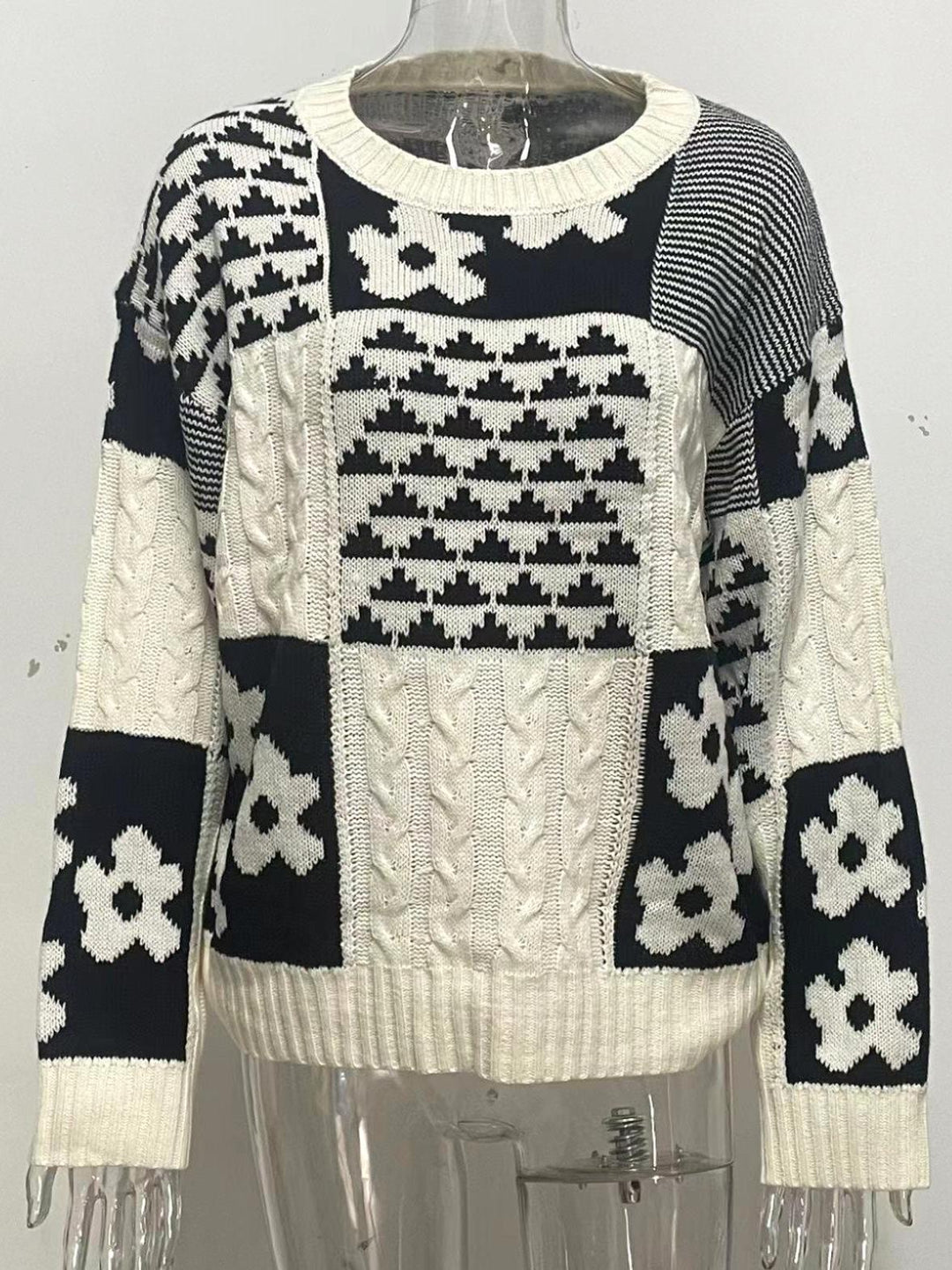 Maglione lavorato a maglia geometrica con cuciture floreali