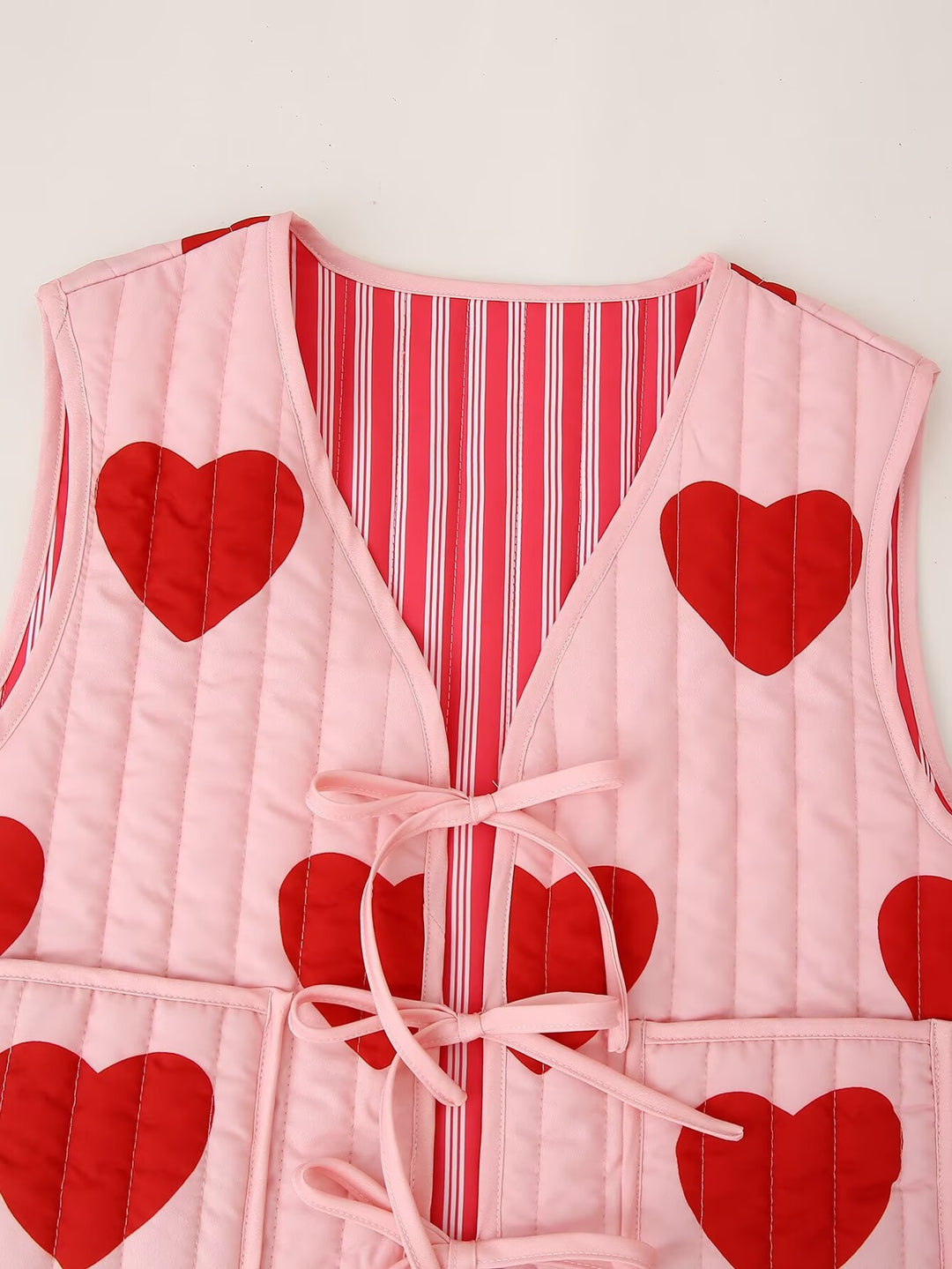 Gilet senza maniche con fiocco rosa e scollo a V con stampa a cuore