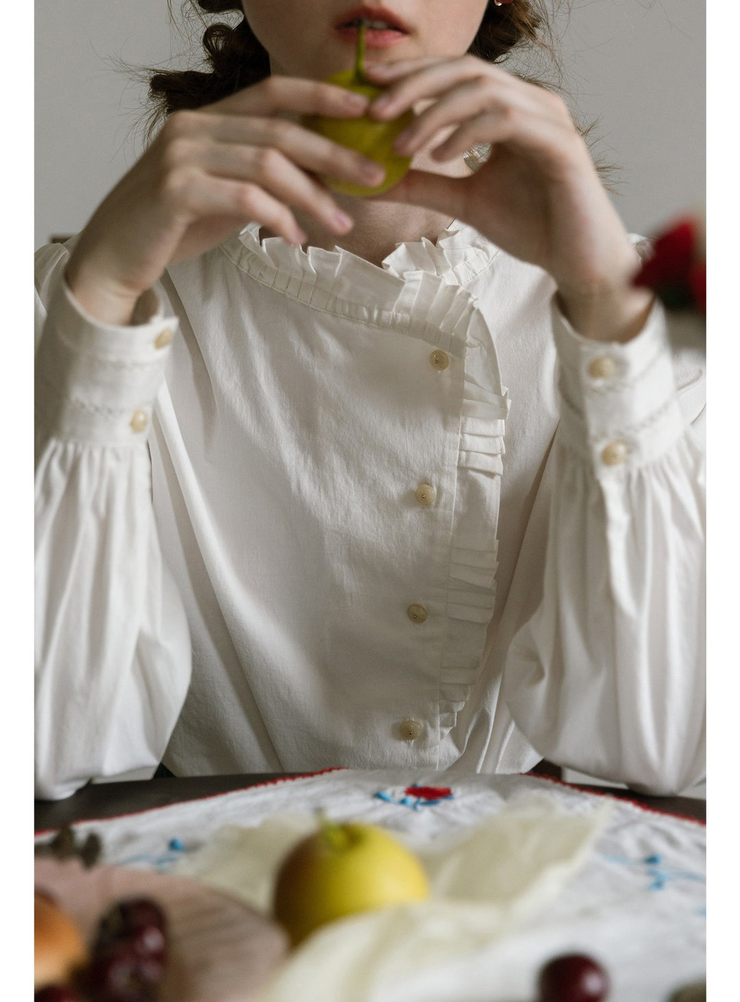 Chemise à volants brodée de roses et de colombes de la paix