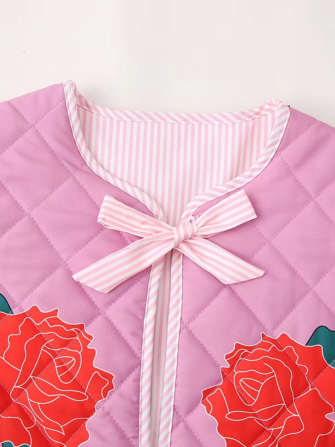 Chaqueta fina rosa con lazo y estampado de rosas