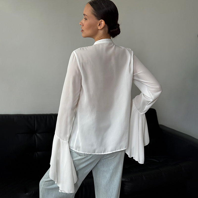 Blouse van pure chiffon met ronde hals, klokmouwen en watervalruches