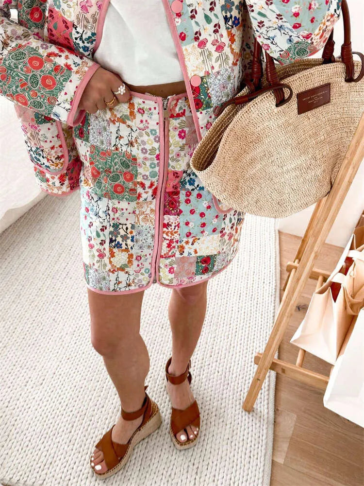 Falda acolchada con cremallera frontal y estampado de flores de patchwork