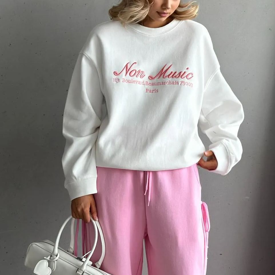 Snoepkleurige, met letters geborduurde hoodie met ronde hals